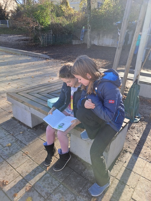 Lesen auf dem Pausenhof