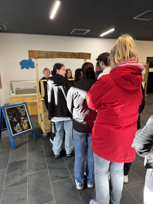 Verkaufsstand anstehen2